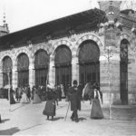 Visitants del Parc passejant per davant la Casa dels Lleons, actual edifici de direcció del Zoo de Barcelona, 1906. (AHCB).
