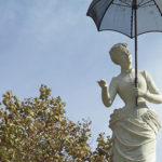 Escultura de la Dama del paraigua. (APZB).